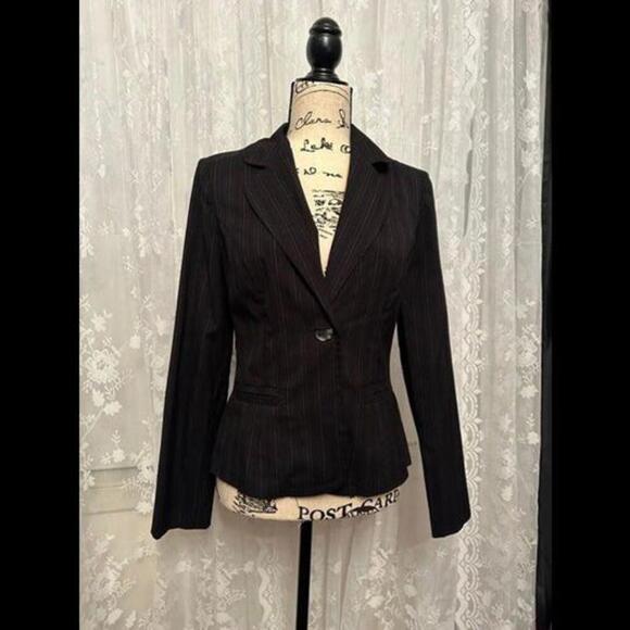 Upgrade your wardrobe with a timeless suit jacket! - Picture 1 of 2